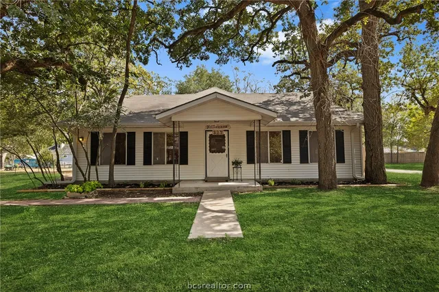 327 12th St, Somerville, TX 77879