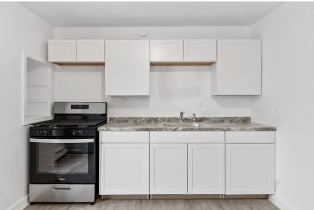 5 Floyd St #2, Lowell, MA 01852