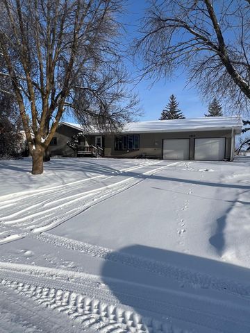 1813 Robin Hood Dr, Thief River Falls, MN 56701