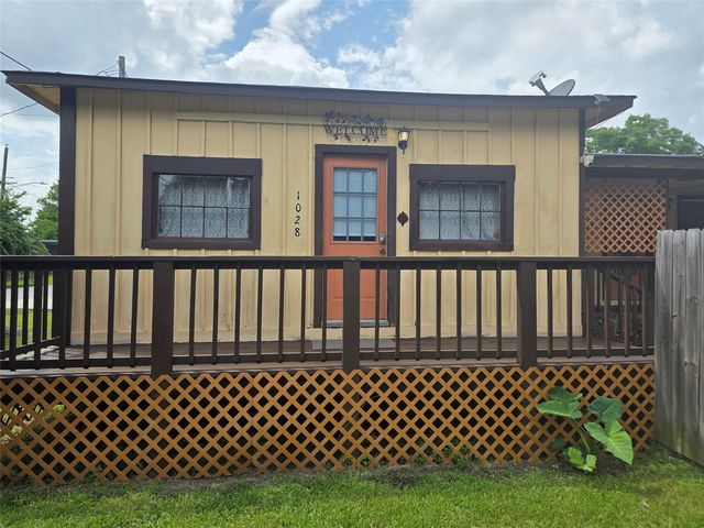 1028 Baker Ave, Bacliff, TX 77518