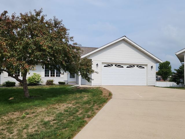 150 Orchard Manor Dr SE, Plainview, MN 55964