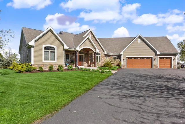 4722 W Oakwood ROAD, Franklin, WI 53132