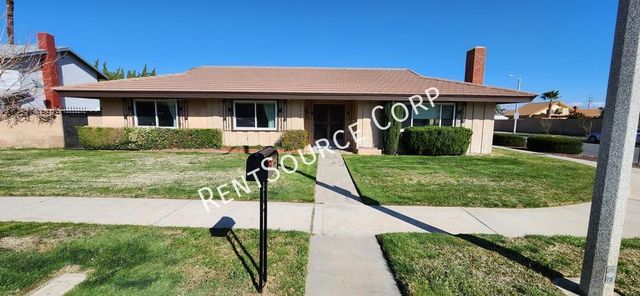 39642 Country Club Dr, Palmdale, CA 93551