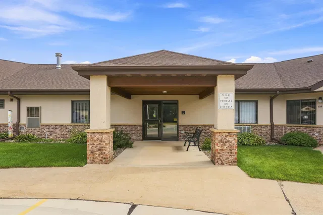520 S  1st Ave #113, New Hampton, IA 50659