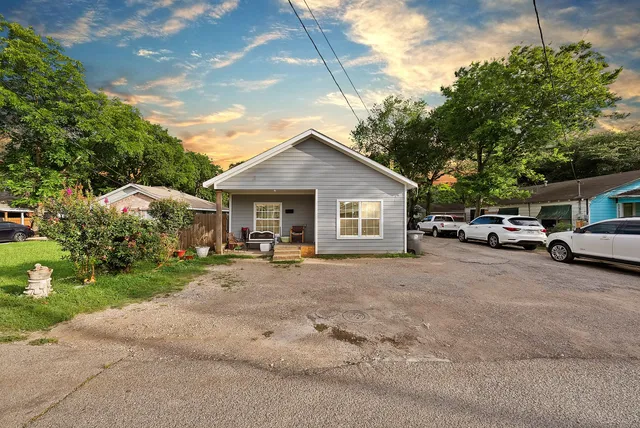 230 W  Jerden Ln, Dallas, TX 75208