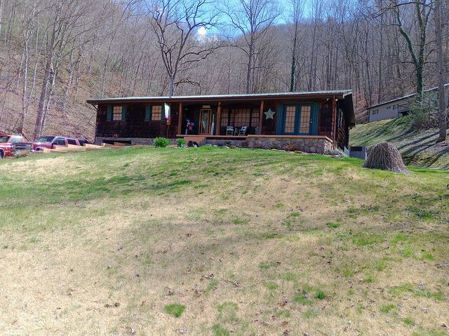 137 Campbell Ln, Pikeville, KY 41501