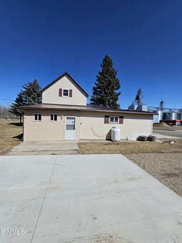 214 N  8th St, Wishek, ND 58495