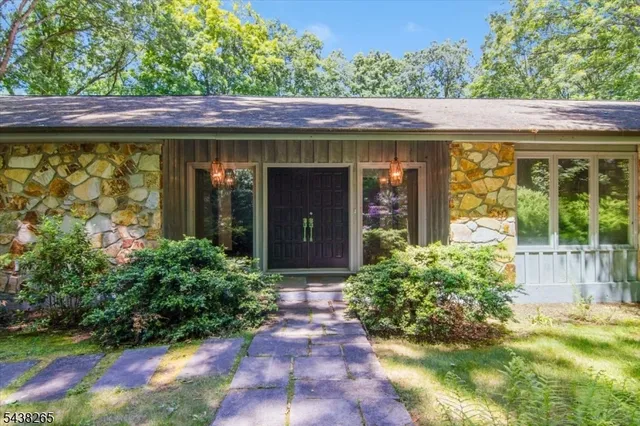 6 Green Hills Rd, Mendham, NJ 07945