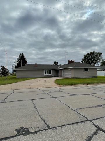 1521 Newell St, Cozad, NE 69130