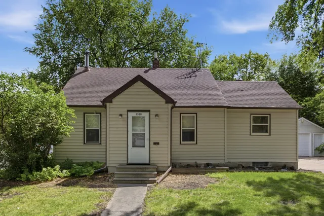 1319 12th St N, Fargo, ND 58102