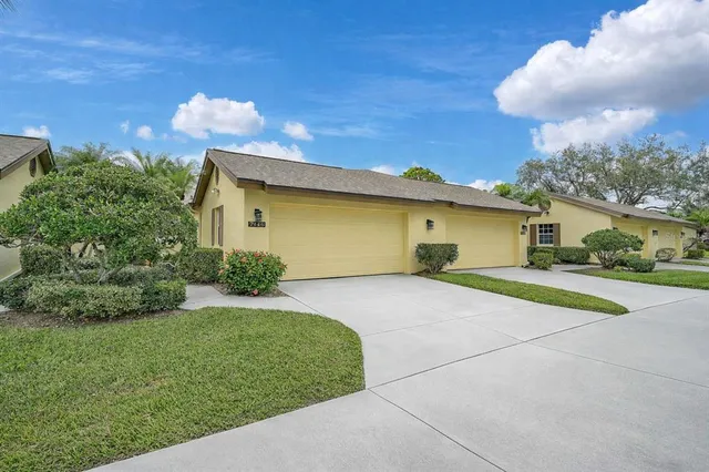 7146 Lakeside Dr, Sarasota, FL 34243