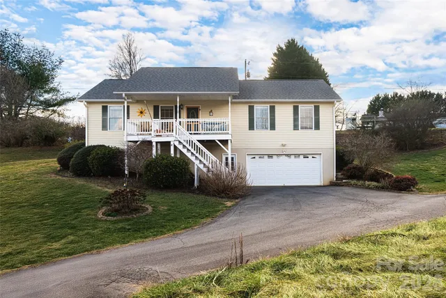 16 Kinsale Dr, Leicester, NC 28748