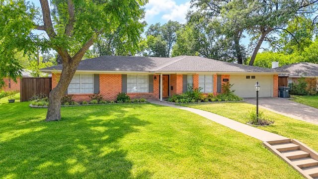 2002 Mimosa Dr, Corsicana, TX 75110