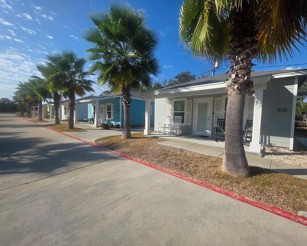 121 Oasis Cir, Rockport, TX 78382