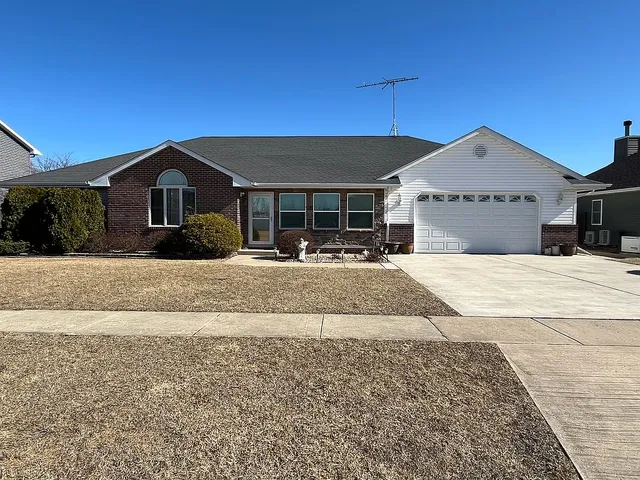 315 Coaler Dr, Coal City, IL 60416