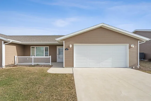 122 SW Goldfinch Ct #36, Independence, IA 50644