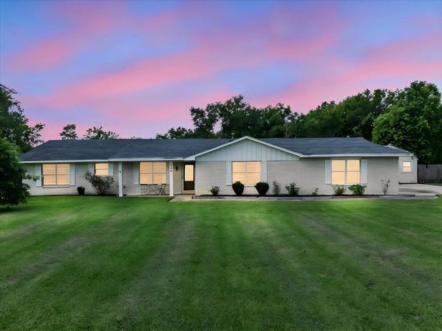 804 Otter Rd, Anahuac, TX 77514