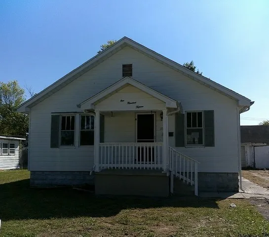 115 W  8th St, Saint Elmo, IL 62458