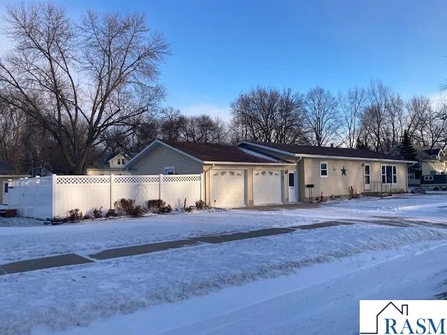 421 2nd Ave SE, Sleepy Eye, MN 56085
