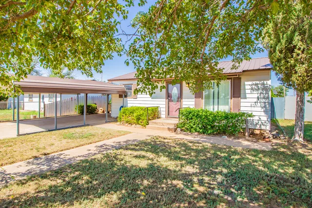 202 Avenue C, Levelland, TX 79336