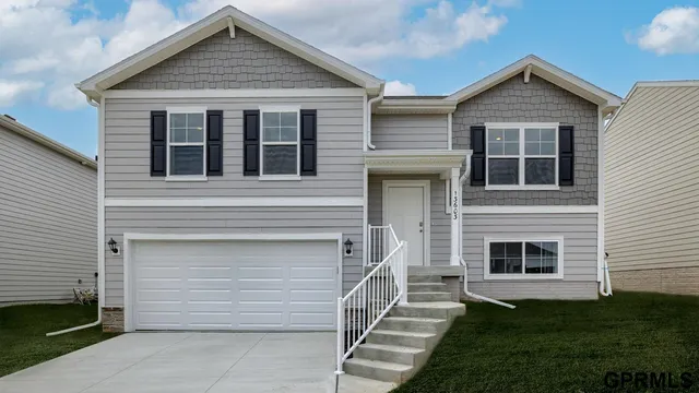 18711 Ogden St, Elkhorn, NE 68022