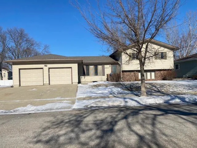 2313 14th Ave SE, Aberdeen, SD 57401