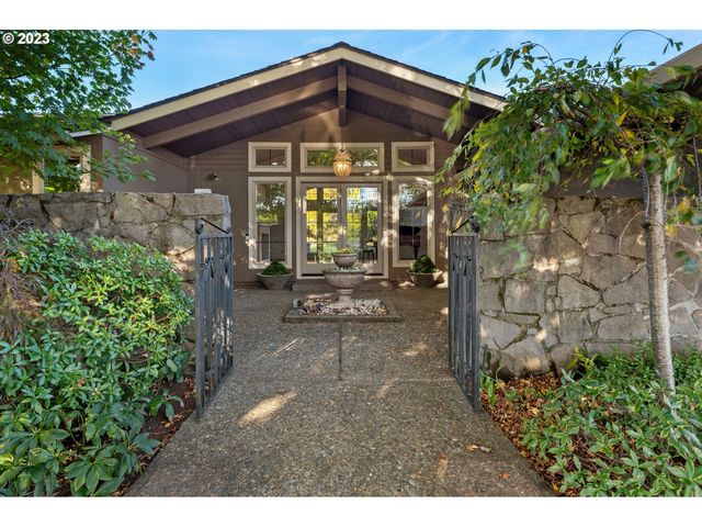 7685 SW Willowmere Dr, Portland, OR 97225