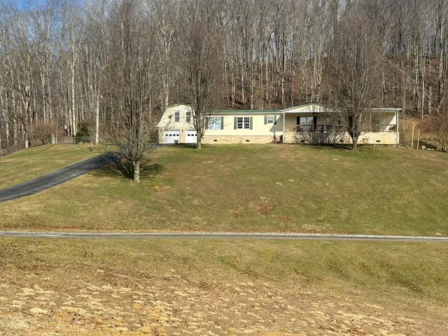 138 Red Oak St, Pounding Mill, VA 24637