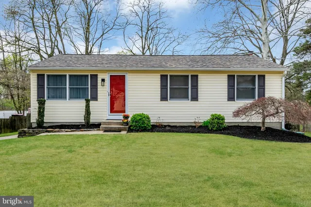 33 Poplar St, Sicklerville, NJ 08081