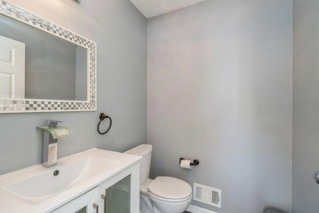 2201 Timber Ridge Ct, Parlin, NJ 08859