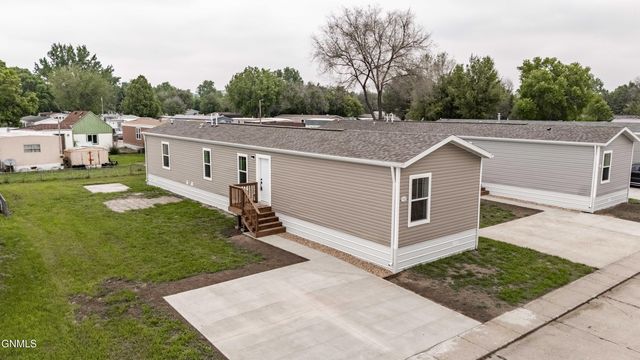 102 Deer St, Mandan, ND 58554