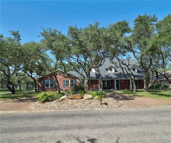 220 Olympic Dr, Rockport, TX 78382