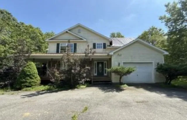 1254 Glade Dr, Long Pond, PA 18334