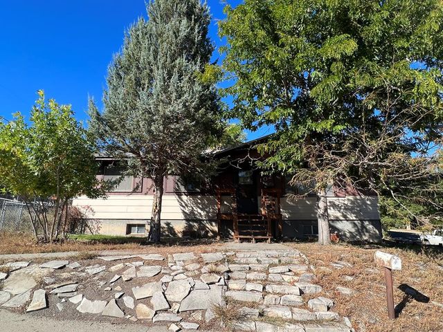 102 Sunset Ave, Thermopolis, WY 82443