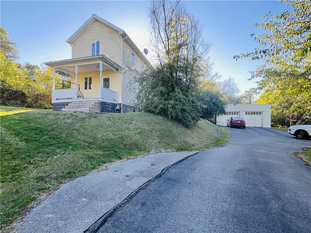 141 Kasevic Ln, New Castle, PA 16101