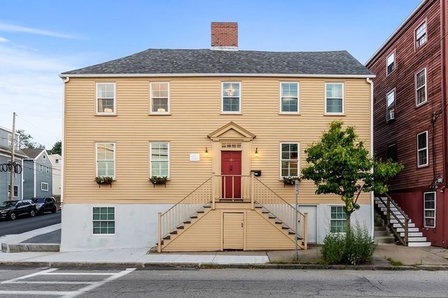 151 Merrimac St, Newburyport, MA 01950