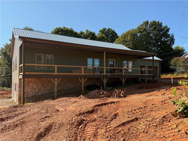 106 Blairfield Ct, North Wilkesboro, NC 28659