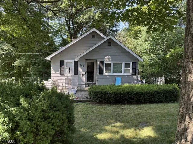 209 Wawayanda Rd, Highland Lakes, NJ 07422