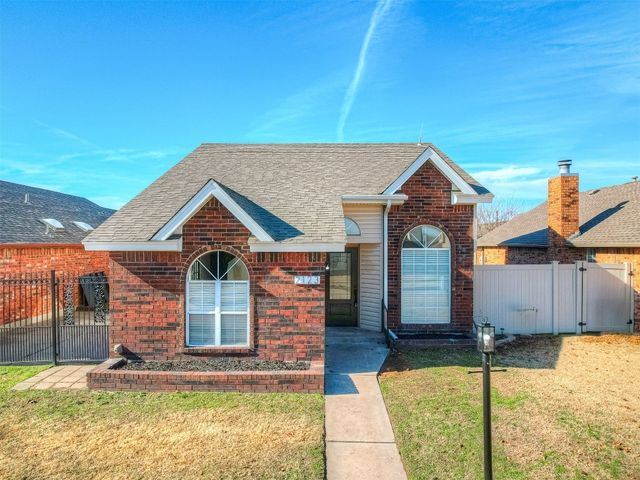 2123 Briarcliff Dr, Moore, OK 73170