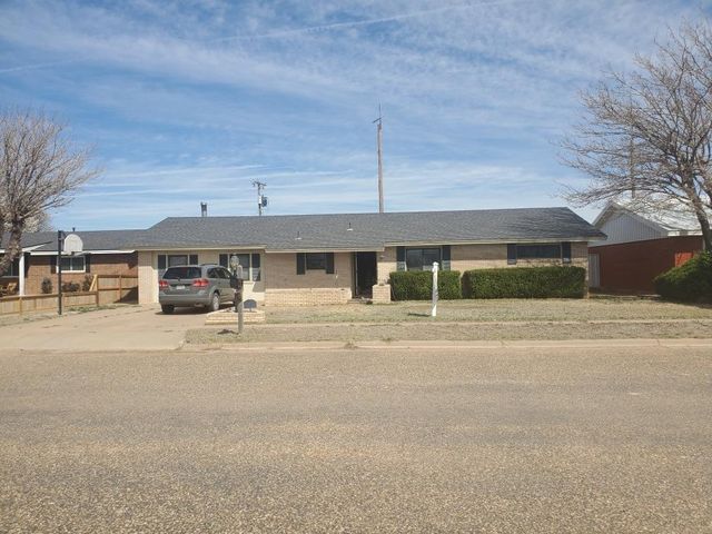 1025 NE 1st St, Earth, TX 79031