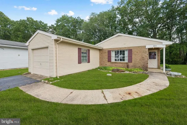 15 Dorchester Dr, Southampton, NJ 08088