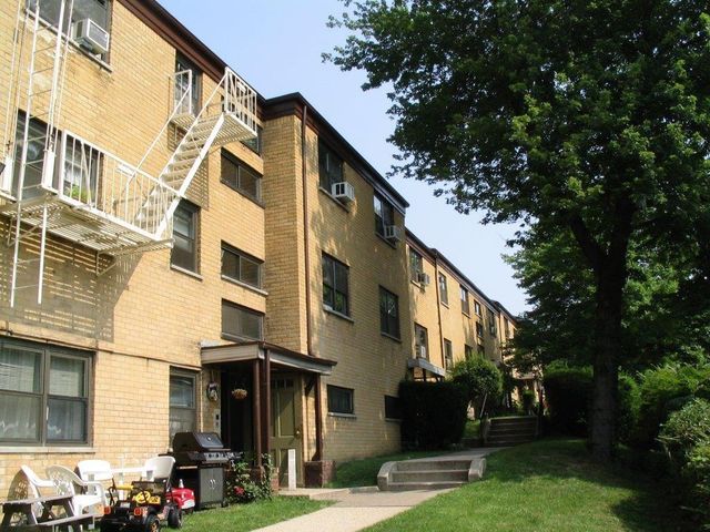 1252 River Rd, Edgewater, NJ 07020