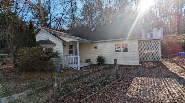31 Pinelock Dr, Gales Ferry, CT 06335