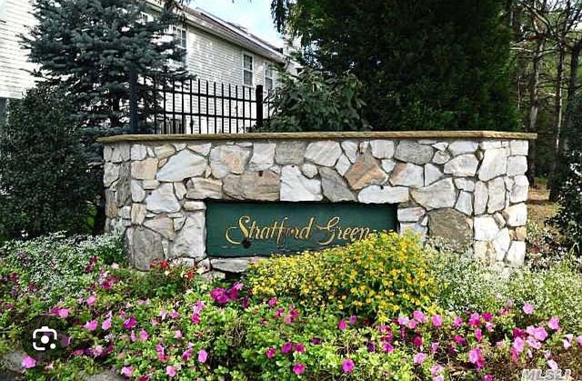 37 Stratford Grn, Farmingdale, NY 11735