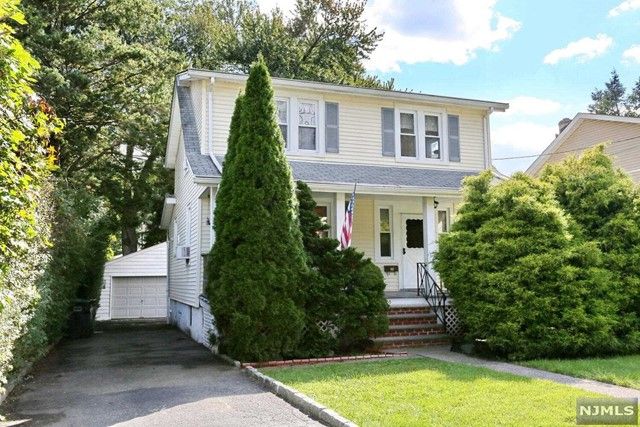 300 Hickory Ave, Bergenfield, NJ 07621