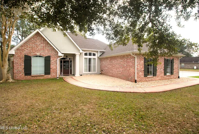 72683 Diamondhead Dr N, Diamondhead, MS 39525