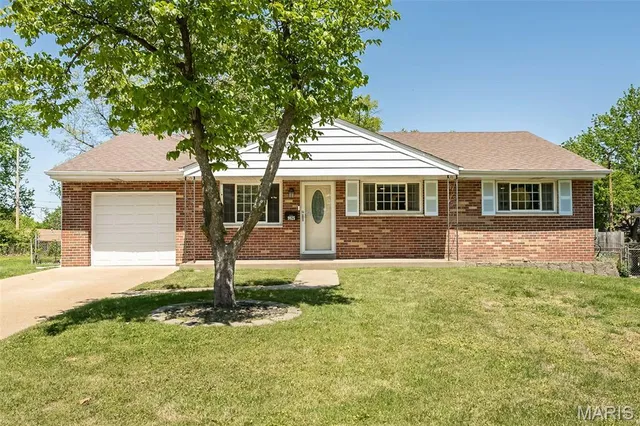 9025 Brassie Dr, Saint Louis, MO 63114