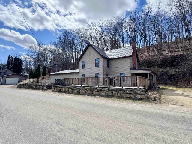 327 W  River St, Darlington, WI 53530