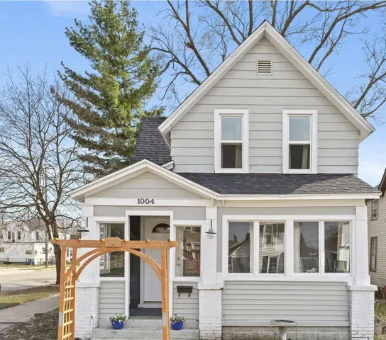 1004 Crosby St NW, Grand Rapids, MI 49504
