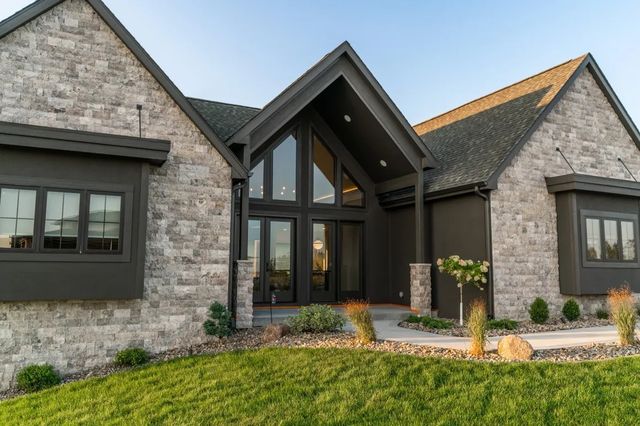 4735 Centennial Blvd, Urbandale, IA 50323